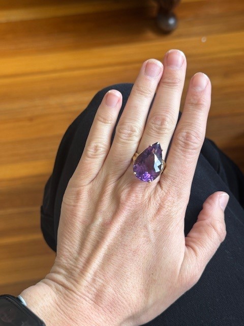 14K yellow gold large amethyst ring, approx. 21 ct center stone, size 9, 11.7 grams, Mid Century
