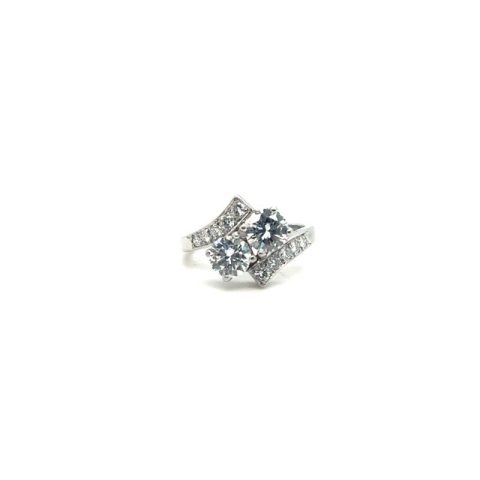 Platinum toi et moi round brilliant diamond bypass ring, 1.72 CTW G-H/VVS1–VVS2, two-stone diagonal bypass setting with geometric frame, graduating diamond shoulder accents, plain polished shank, size 5.25, Mid Century, 1950s