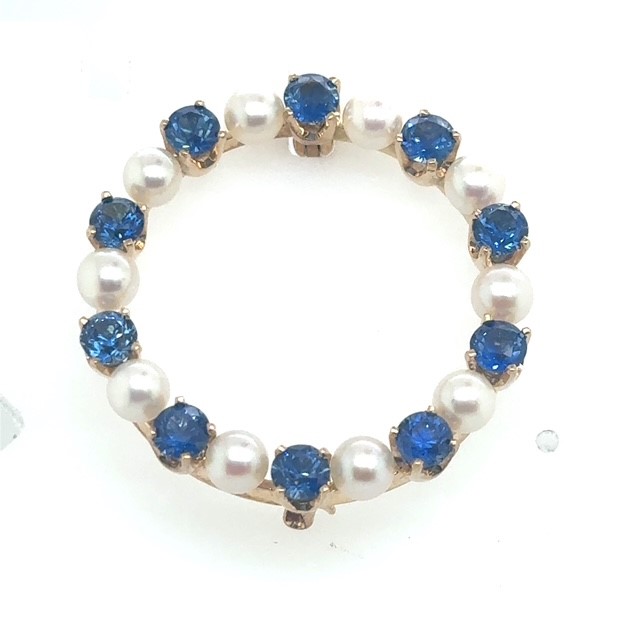 14K yellow gold blue sapphire and cultured pearl circle brooch, approx. 2.75 CTW round-cut sapphires alternating with 4mm cultured pearls, four-prong sapphire settings, full circle configuration, pin back, 6.2 grams, 1930s