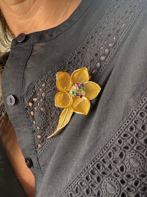 18K yellow gold diamond, emerald, ruby, and sapphire en tremblant five-petal mesh flower brooch, French manufacture circa 1950s, multi-stone trembling cluster center, polished leaf and stem, pin back, 17 grams