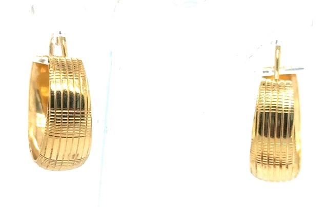 14K yellow gold ribbed tapered hoop earrings, all-over crosshatch grid texture, tapered profile wider at base, hinged snap-back closure, approx. ³⁄₁₆" to ⅜" wide, 5.3 grams, early 2000s