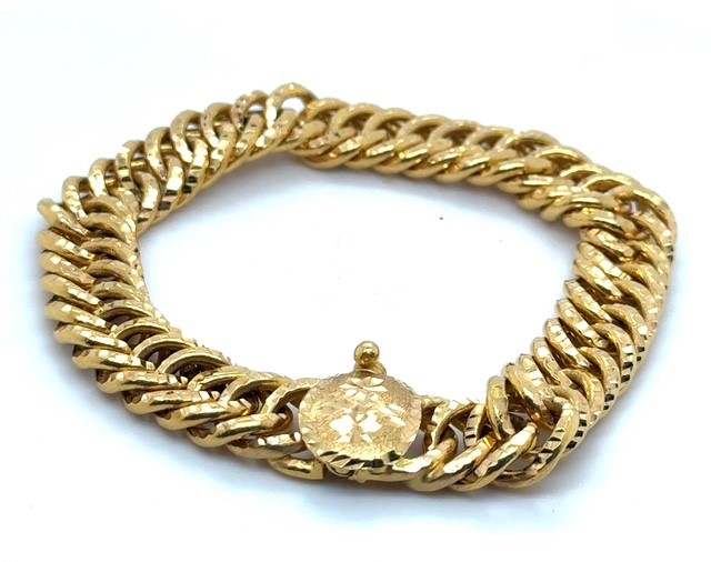 18K yellow gold double curb link bracelet, diamond-cut textured interlocking double curb links, box clasp with safety button, 7.5" length, 40.4 grams, circa 2000s