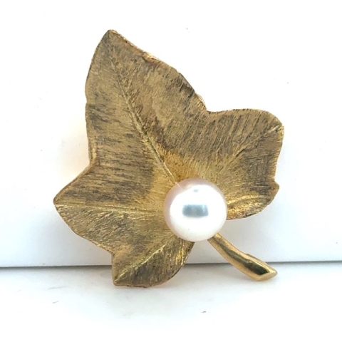 18K gold-plated cultured Akoya pearl satin florentine ivy leaf brooch, 7.4mm pearl accent at stem base, pin back with safety catch, 6.37 grams, Mid Century 1950s–1960s