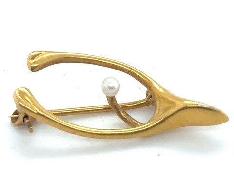 14K yellow gold cultured pearl wishbone brooch by Crane and Theurer Inc., 2.5mm cultured pearl center accent, satin finish, pin back, 2.2 grams, Art Deco 1930s
