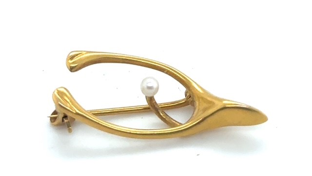 14K yellow gold cultured pearl wishbone brooch by Crane and Theurer Inc., 2.5mm cultured pearl center accent, satin finish, pin back, 2.2 grams, Art Deco 1930s