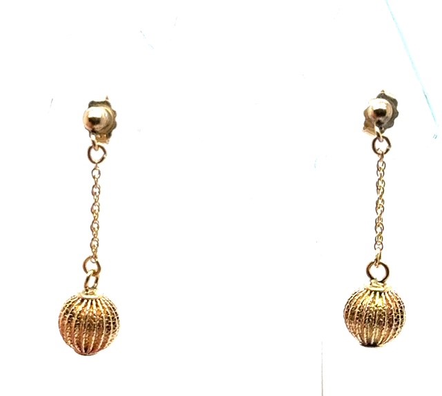 14K yellow gold textured ball drop earrings, 3mm polished ball stud top, fine chain link drop, 8mm ribbed textured ball pendant, friction post butterfly backs, approx. 1¼" total drop, 2 grams, vintage Product Categories: Earrings