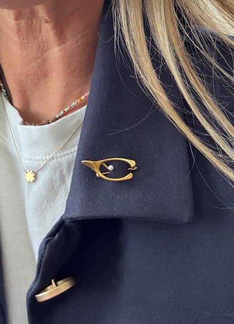 14K yellow gold cultured pearl wishbone brooch by Crane and Theurer Inc., 2.5mm cultured pearl center accent, satin finish, pin back, 2.2 grams, Art Deco 1930s