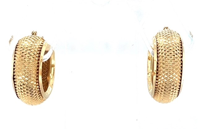 Contemporary 14K yellow gold snake skin mesh pattern hoop earrings